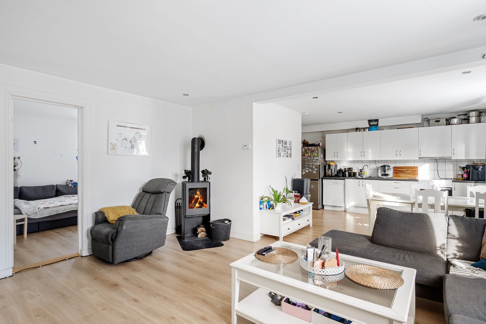 I 1.etasje har du lyse og nøytrale vegger, downlights og lys laminat fra 2021 Galleribilde