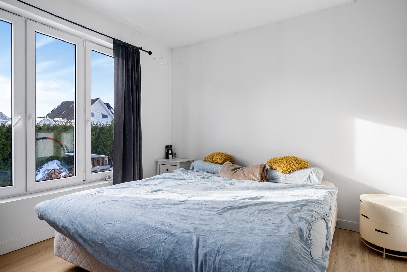 Begge soverommene i leiligheten har adkomst fra stuen Galleribilde