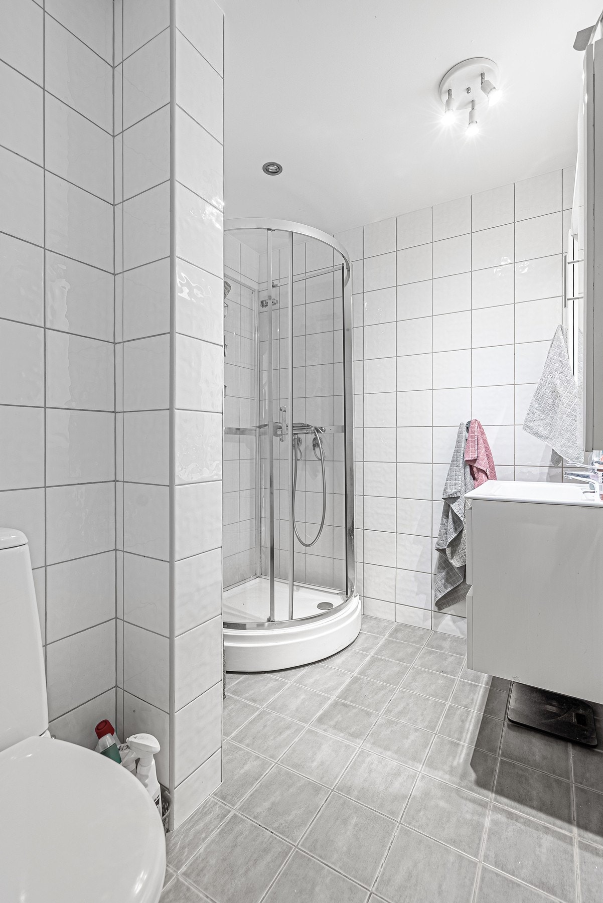 Badet er helfliset i tidlløs stil og med varme i gulvet Galleribilde