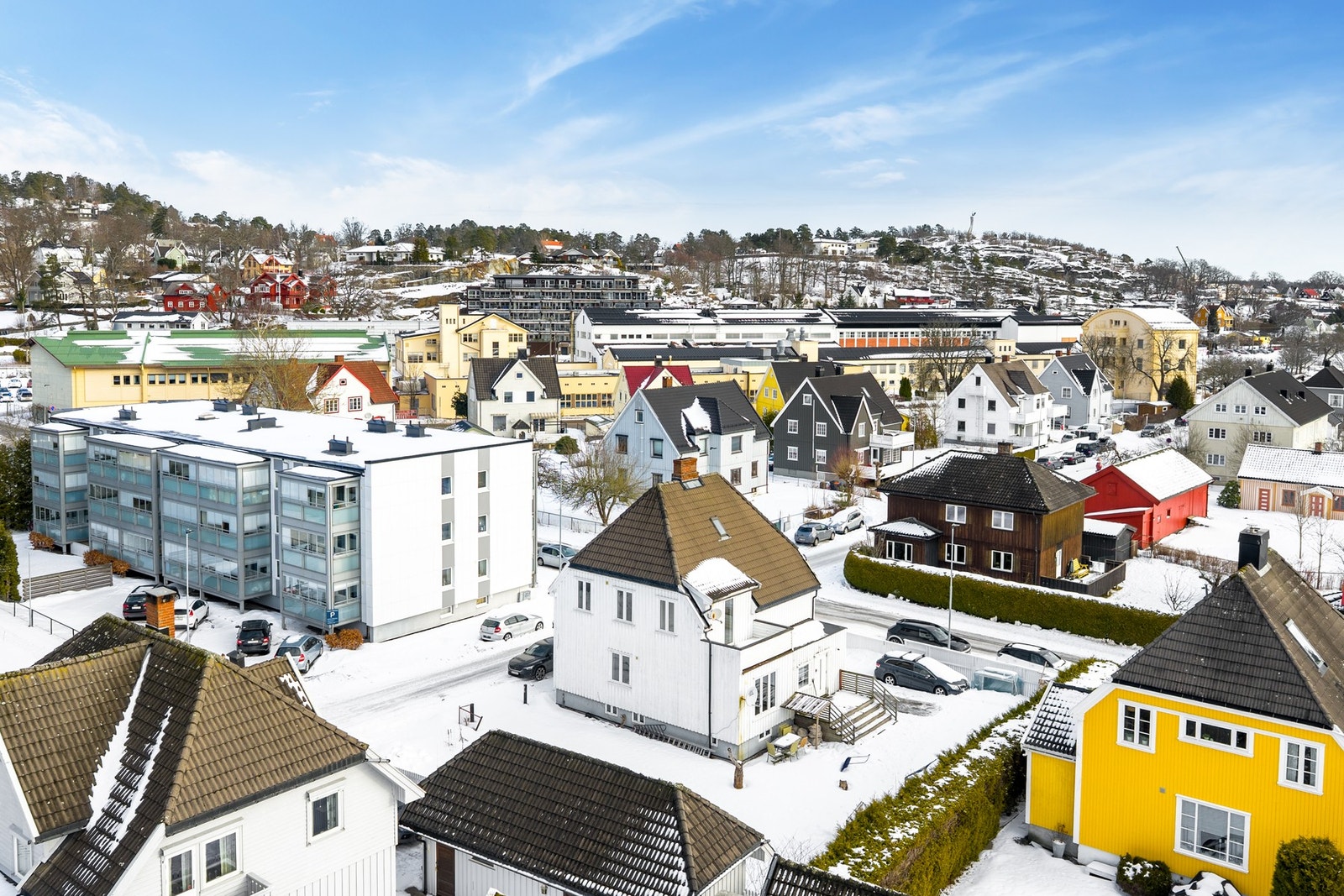 Boligen er beliggende på romslig tomt med fredelig og sentral Galleribilde