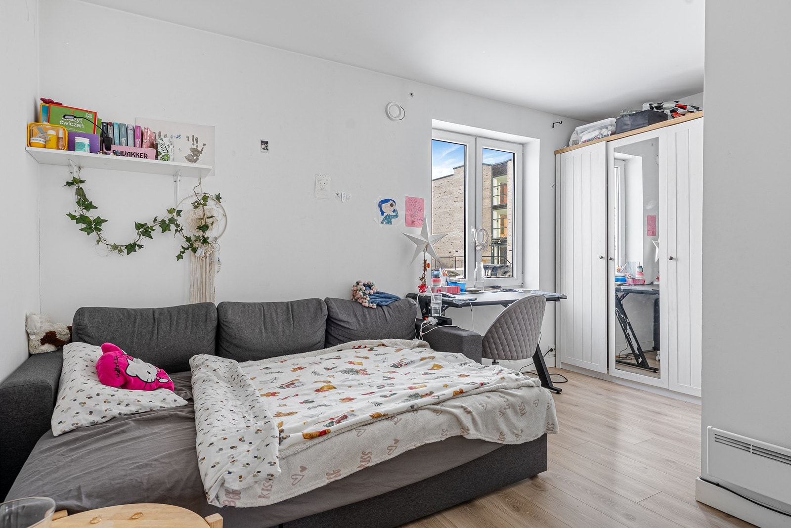 Her har du god plass i garderoben, samt plass til romslig seng og kontorplass Galleribilde