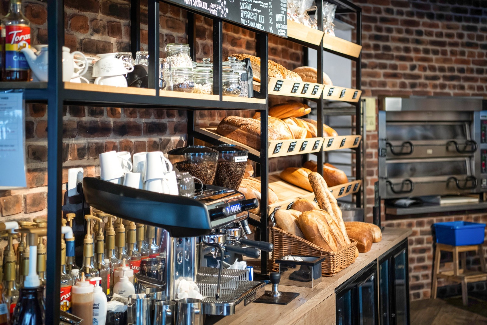 Nyt det urbane cafélivet i sentrum Galleribilde