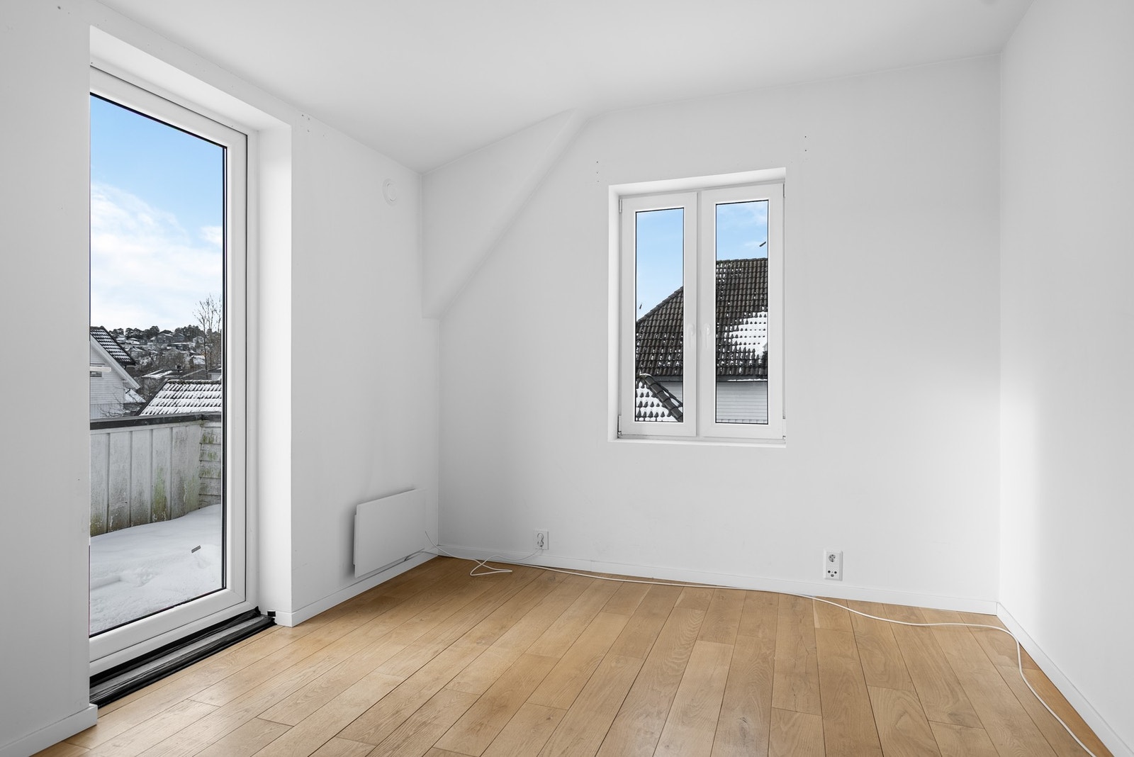 Soverommene er noe mindre enn de i etasjen under, men gir fortsatt rom for seng, garderobe og kontorplass Galleribilde