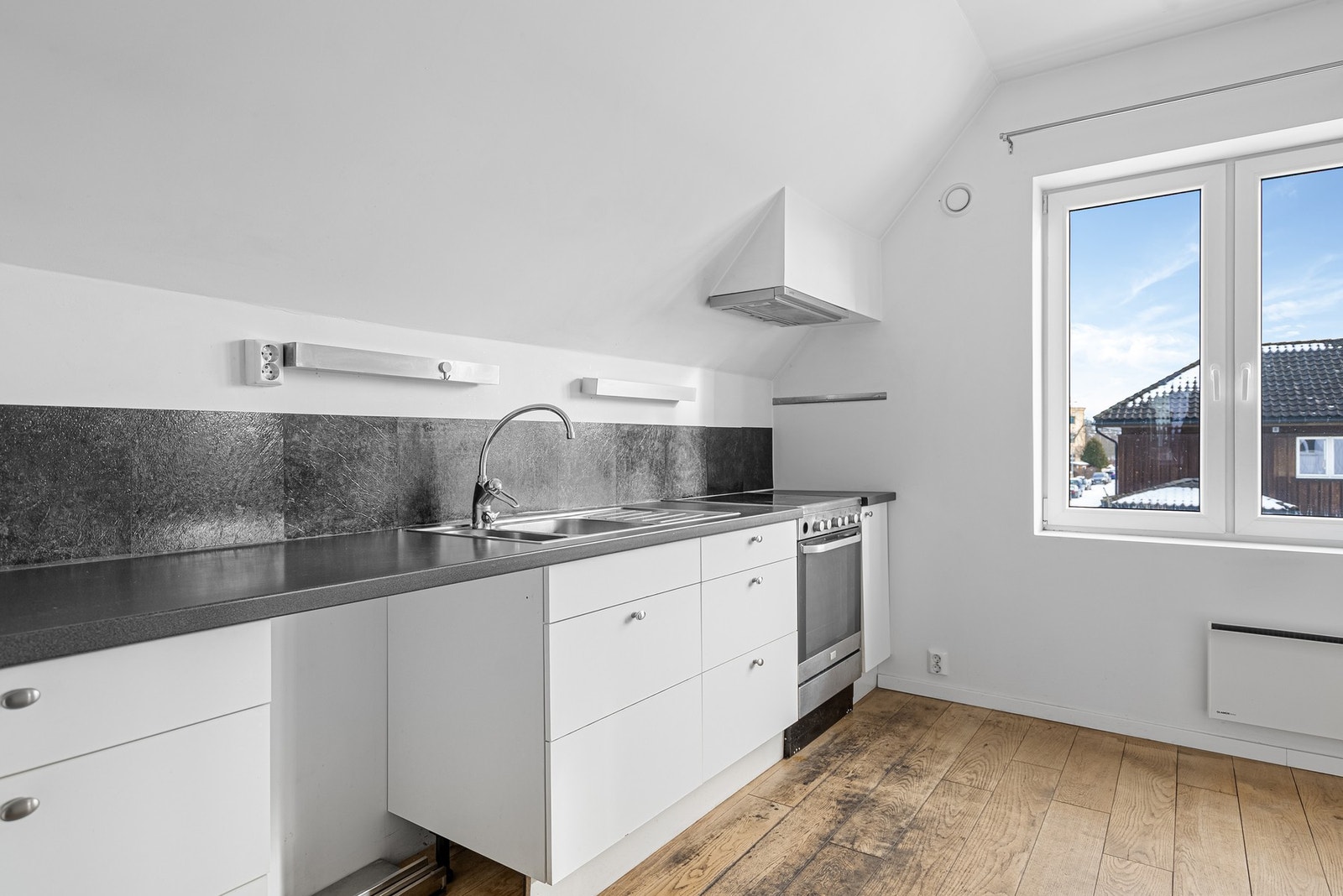 Godt utnyttet plass på kjøkkenet og tidløs innredning Galleribilde