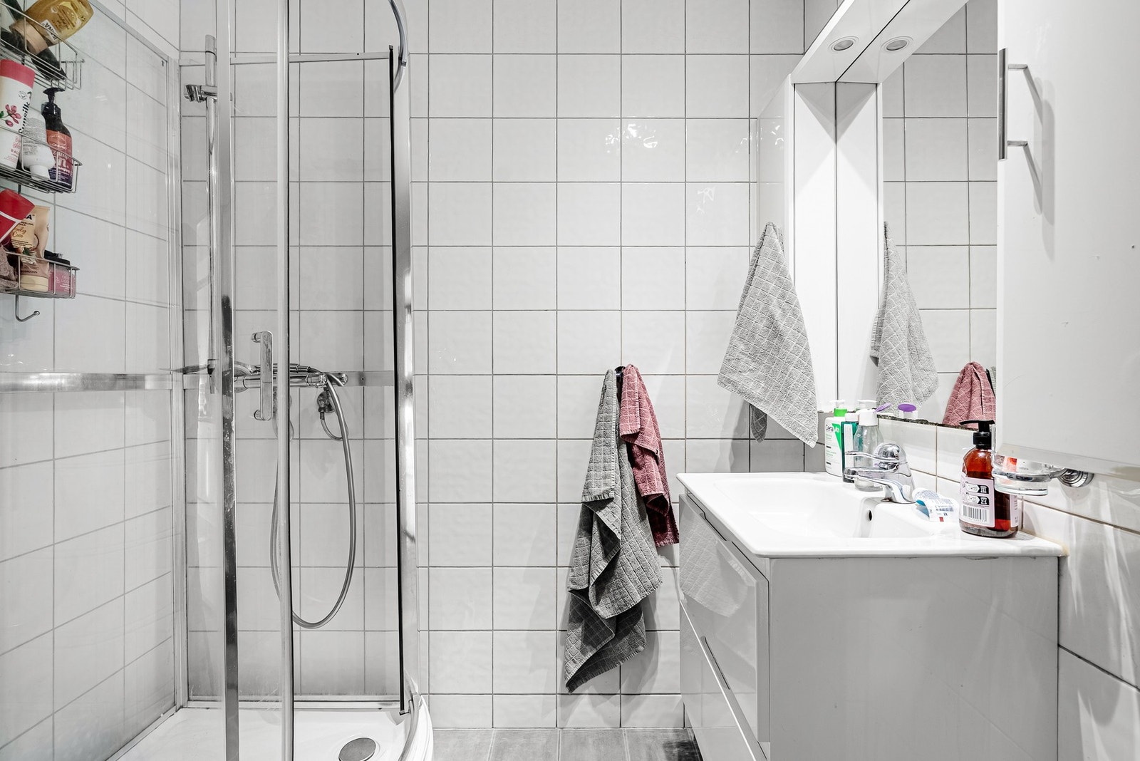 God oppbevaringsplass i skap ved speil og skuffer i servantinnredningen Galleribilde