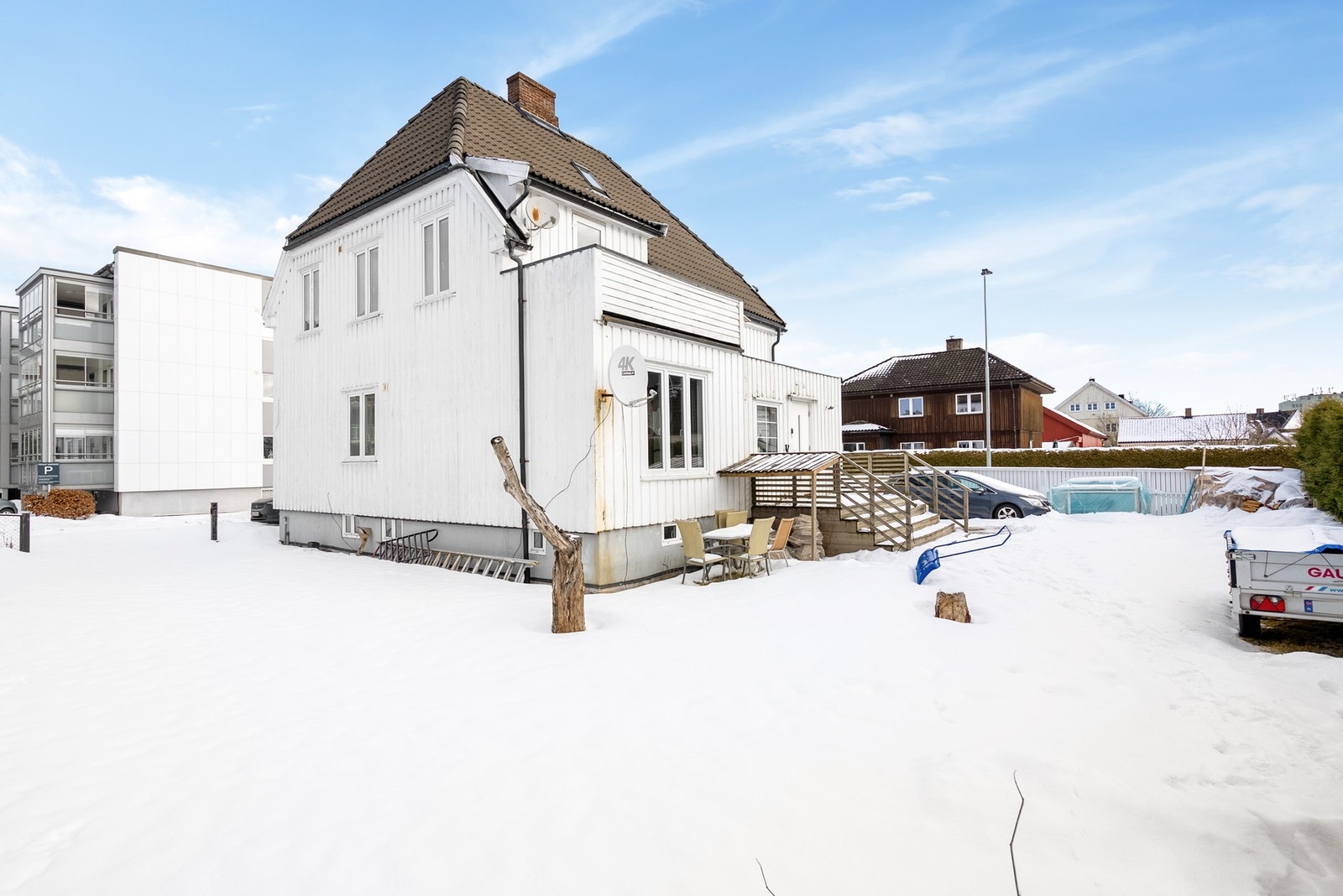 Utvendig har du stor plen og god plass til å nyte sommeren Galleribilde