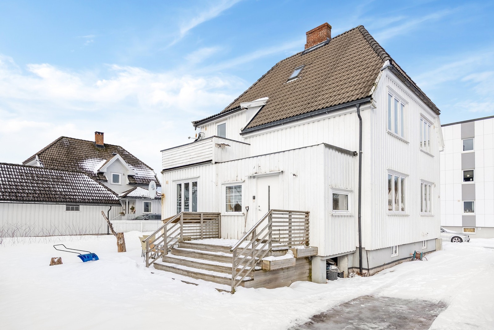 Ved inngangen til 1.etasje har du bred trapp med blomsterkasser og plass til cafésett Galleribilde