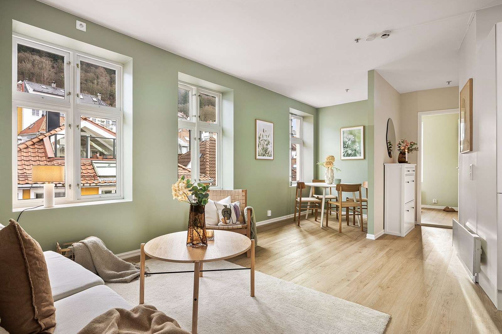 Velkommen inn! Leiligheten ligger trygt plassert i byggets 4. etasje, og er en del av et lite og veldrevet sameie. De store vindusflatene sikrer gjennomgående utmerkede lysforhold, og en smart planløsning gir maksimal utnyttelse av arealet. Galleribilde