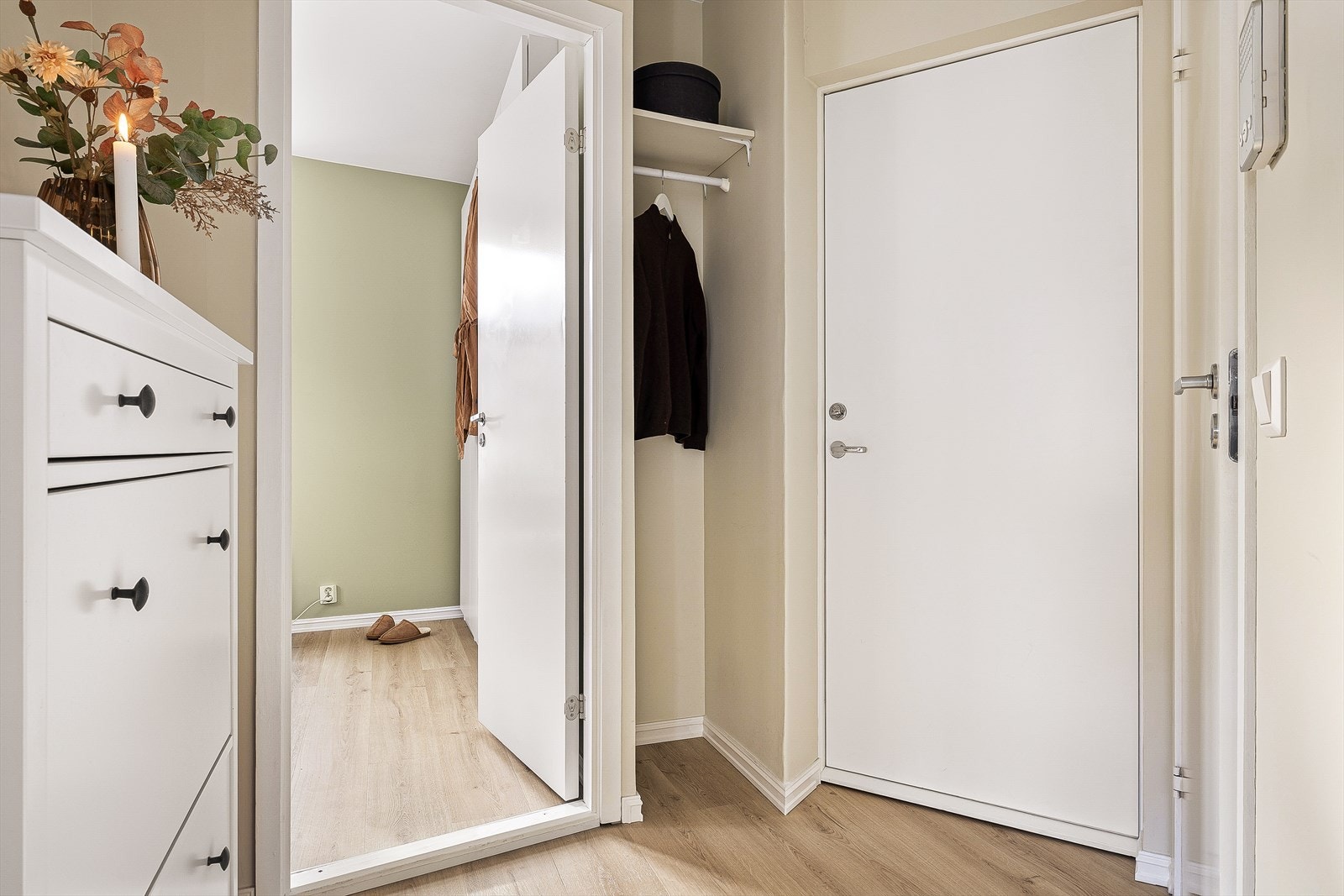 Tilbake i gangen ser vi at det er tilkomst til boligens soverom. Galleribilde