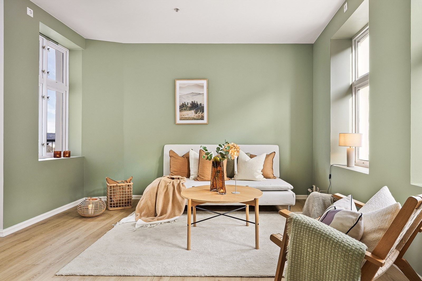 Den store stuen på 17 kvm gir flere innredningsmuligheter, og den gode takhøyden gir rommet det lille ekstra. Leilighetens overflater og innredning er modernisert i perioden 2024-2026, så her kan en heldig ny eier ta med seg tannkosten og flytte rett inn! Galleribilde