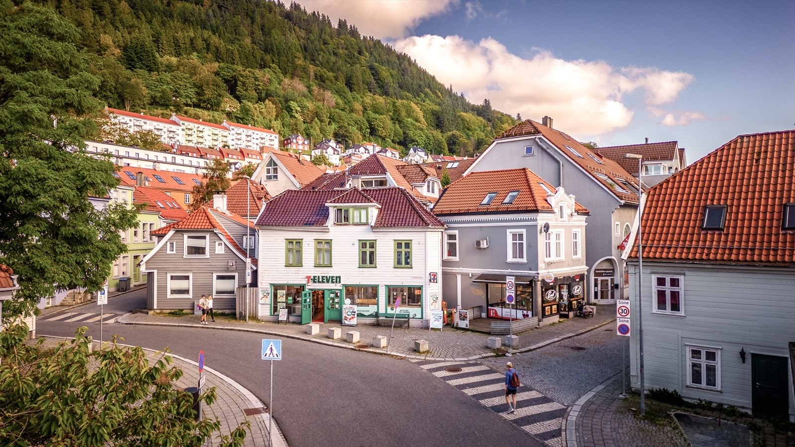 Like utenfor gatedøren finner man flere servicetilbud. Meny støletorget er kjent som en av byens kanskje beste dagligvarehandler, og det som i dag er en 7-Eleven skal ifølge ryktene innen kort tid bli en søndagsåpen Bunnpris. Galleribilde