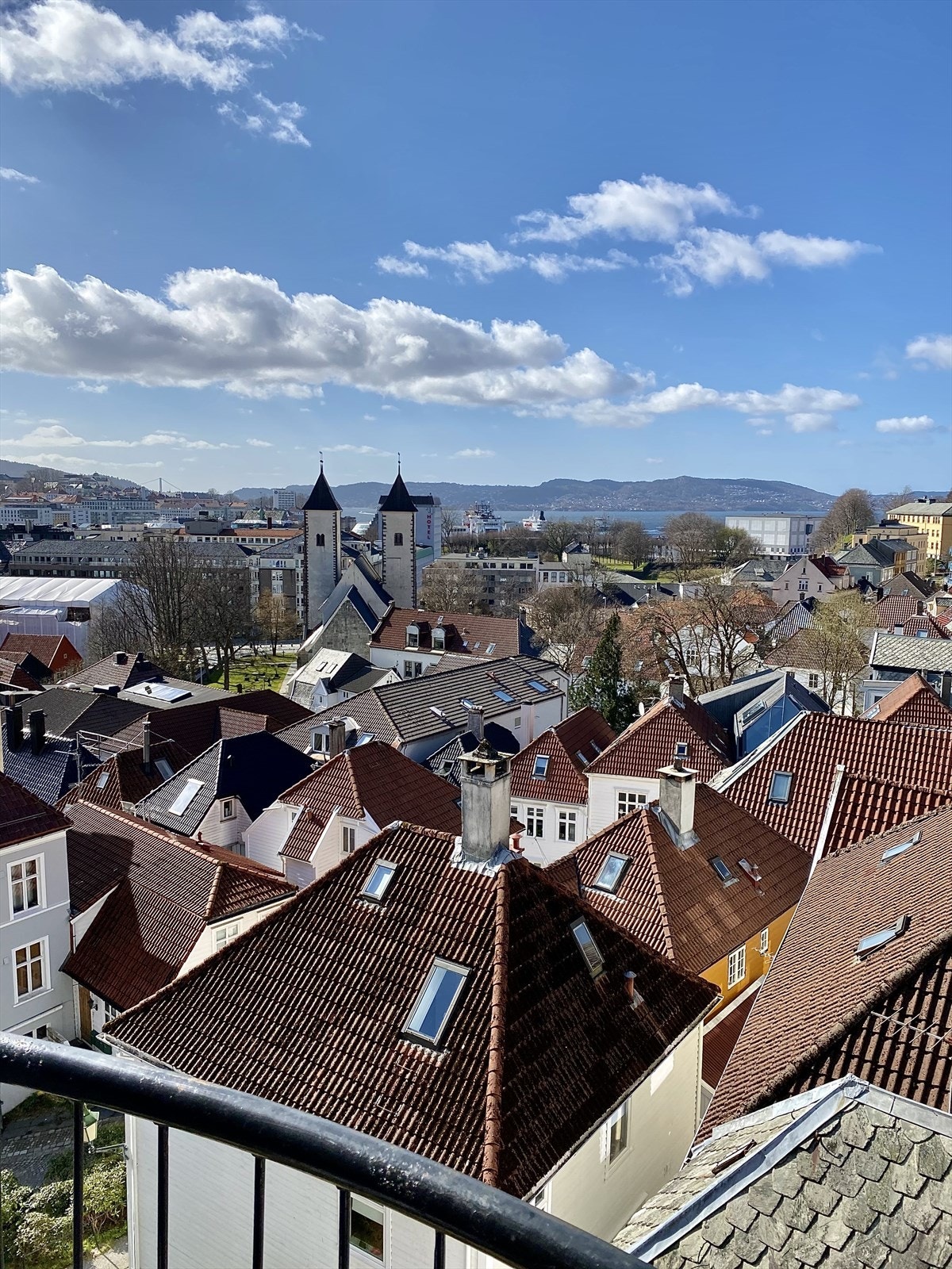 Den sjeldent vakre utsikten følger deg gjennom stuens vinder, og ikke minst kommer den til sin rett på balkongen. Her har man orkesterplass mot Koengen, og kan nyte musikken fra årets konserter fra hjemmets fred og ro. Galleribilde