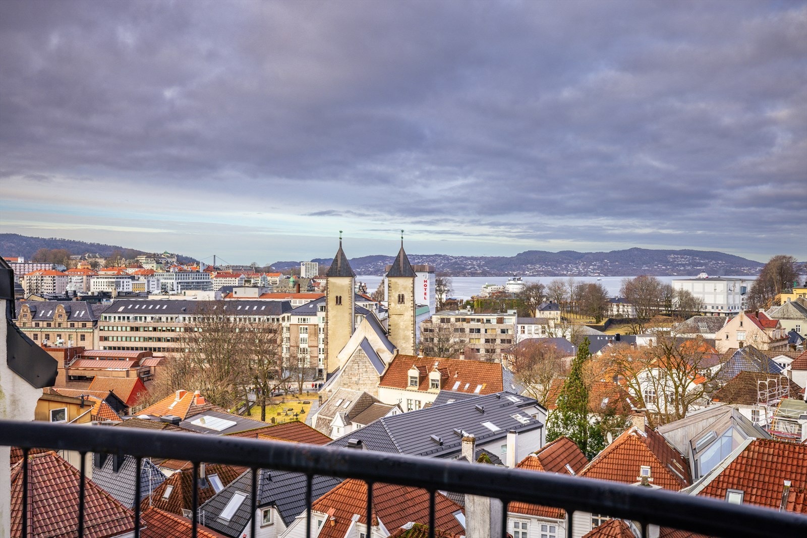 Utsikten taler for seg selv, og selger opplyser om gode solforhold midtsommers! Galleribilde