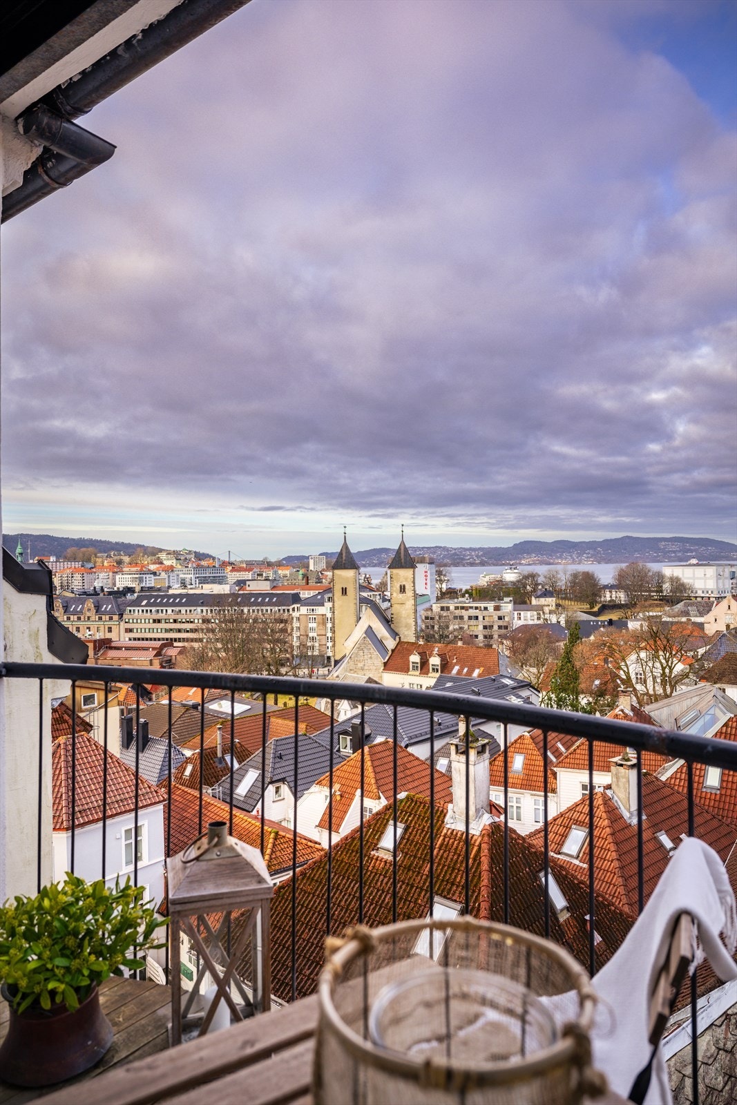 Fra vinduene i stuen skuer man ut over Bergen by, mot innseilingen og den sjarmerende bebyggelsen rundt. Galleribilde