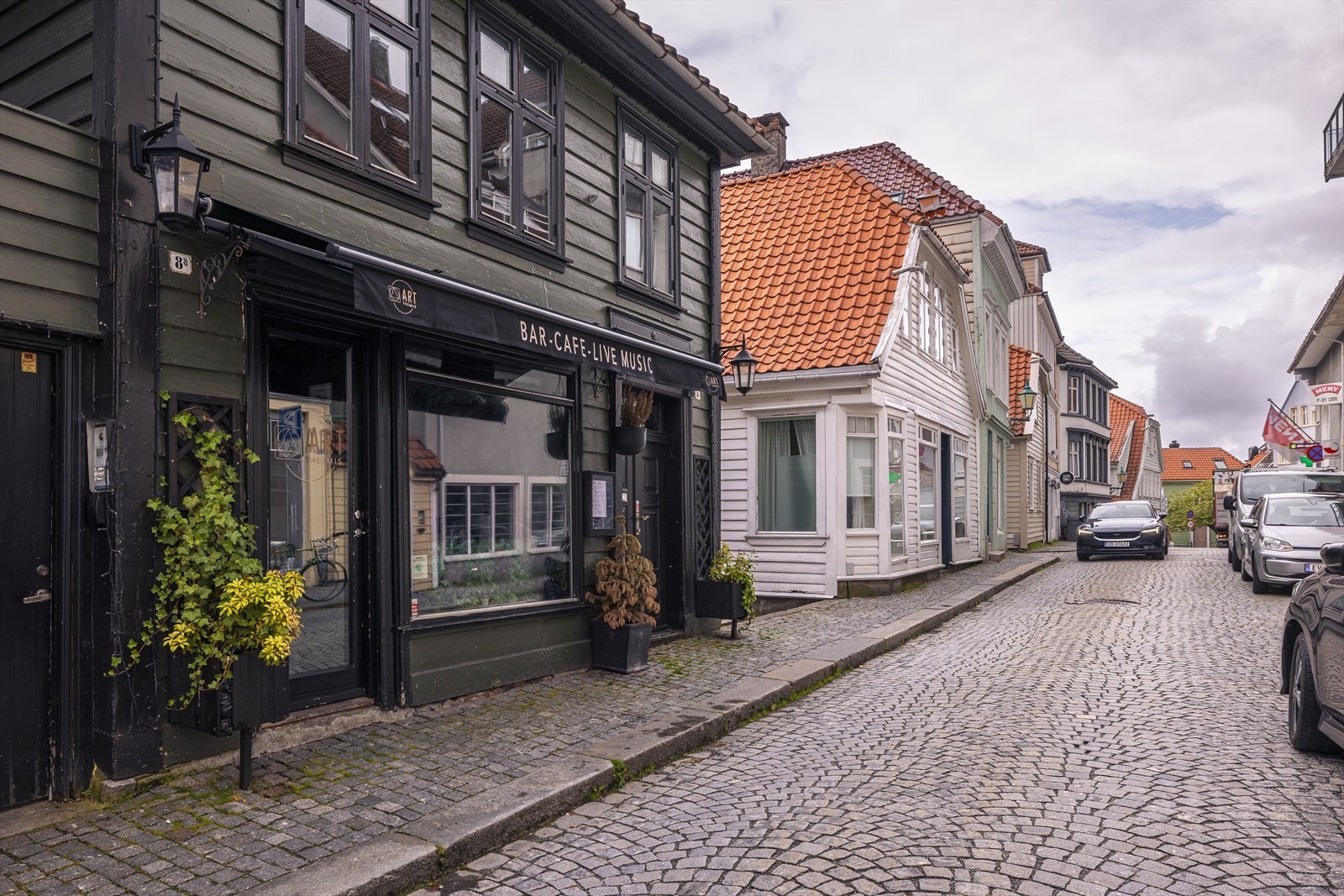 I gaten er det diverse vinbarer, man finner også Sushi roll Sandviken, og ikke minst eksklusive Kakure Omakase. Galleribilde