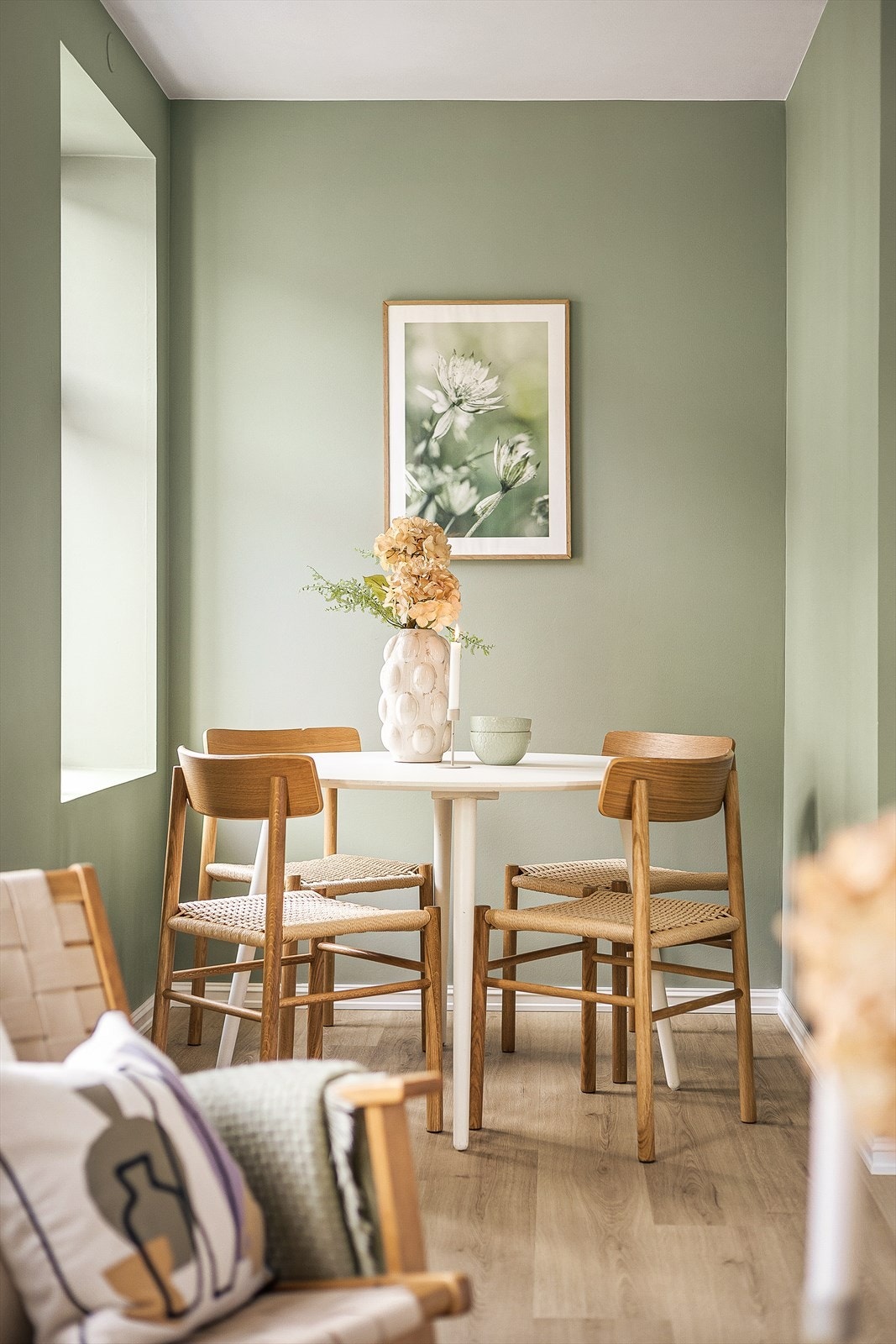 Denne delen av stuen var tidligere avdelt som et kontor, og kan igjen enkelt deles av om ønskelig. Da vil rommet ha mange bruksområder, som et hyggelig hjemmekontor, eller kanskje som en kilde til noen gode leieinntekter i en studieperiode? Galleribilde