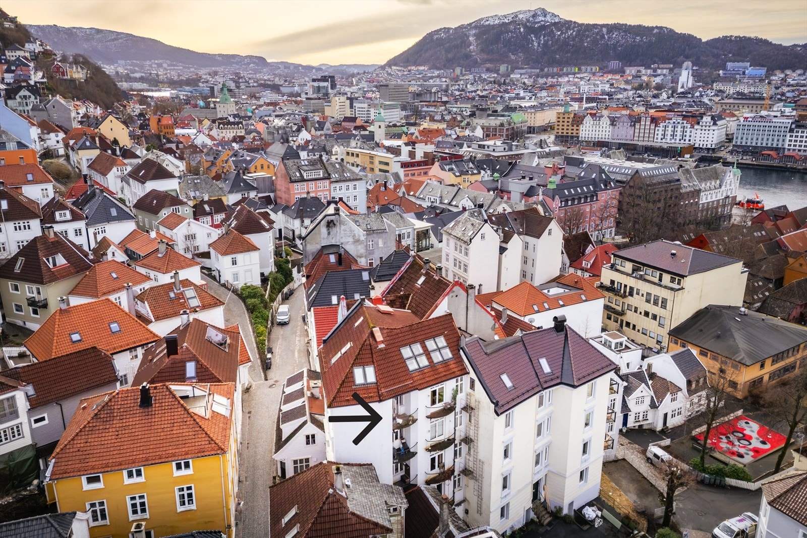 Oppsummert en helt suveren beliggenhet, og en ytterst koselig leilighet med fine kvaliteter som vil tilfredsstille selv en kresen boligkjøper! Galleribilde