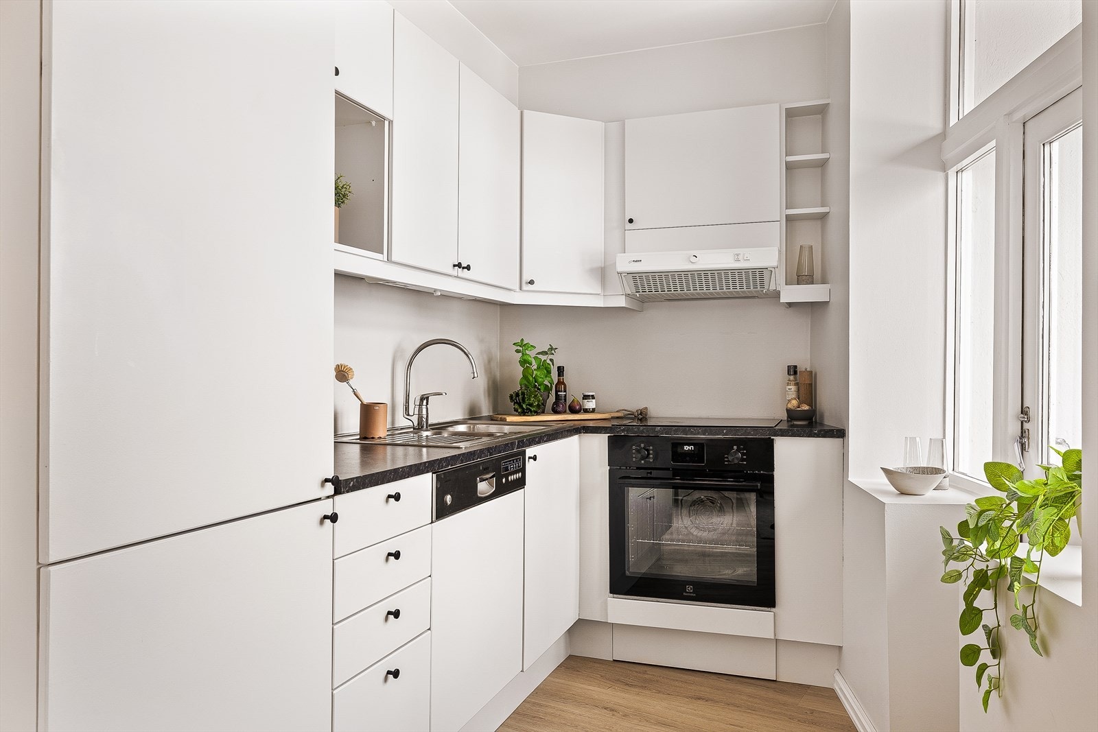 Boligens kjøkken er fra HTH og innehar god skap- og benkeplass. Kjøkkeninnredningen blir overlevert komplett med integrerte hvitevarer som komfyr, platetopp med ventilator over, oppvaskmaskin og kjøleskap med frys. Galleribilde