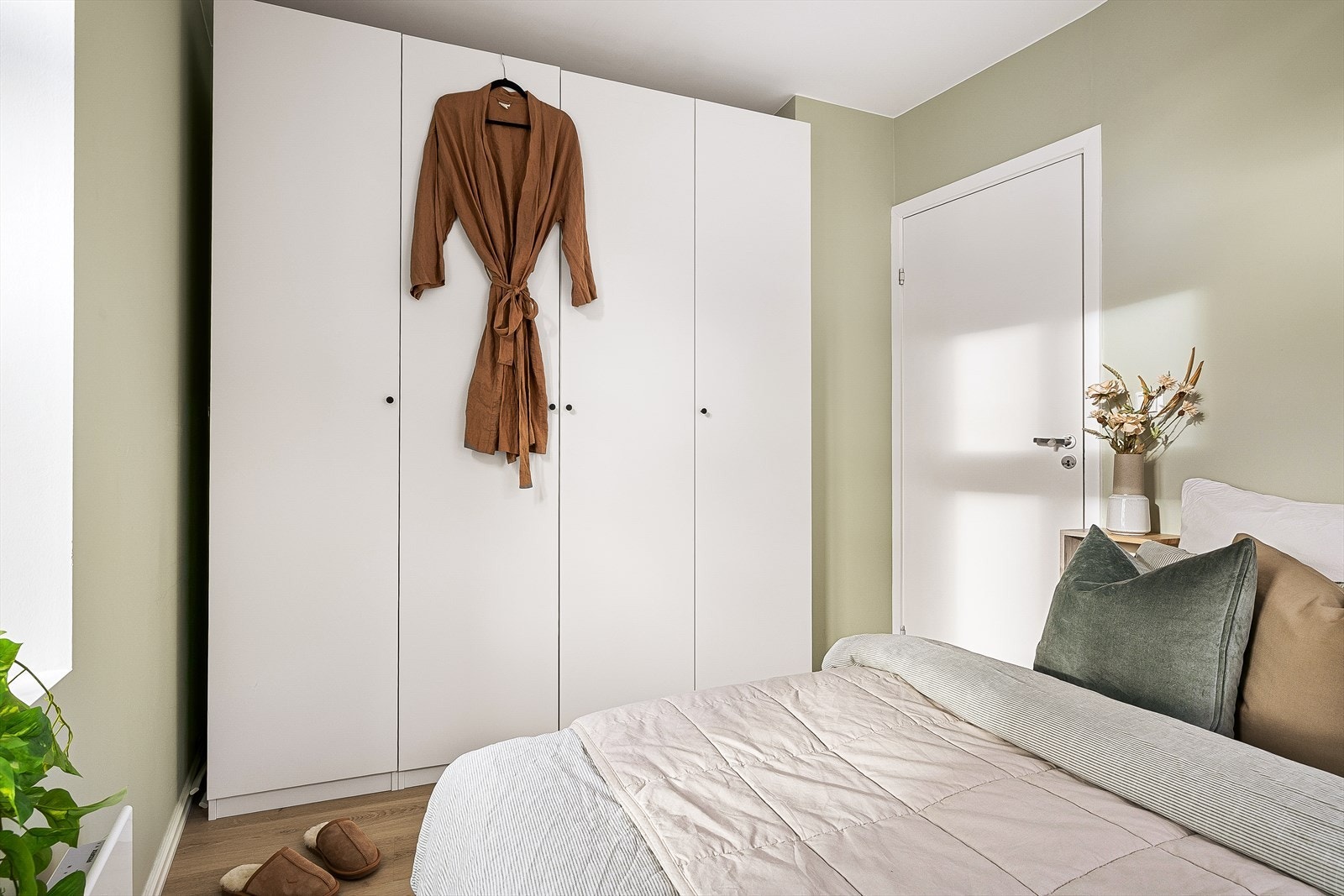 Rommet er videre utstyrt med en medfølgende garderobe. Galleribilde