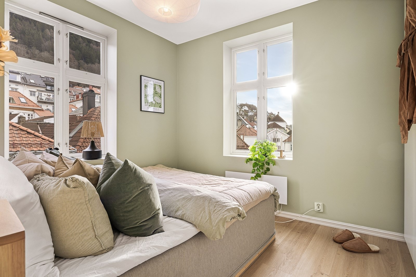 Her kommer morgensolen inn, og man har et nydelig skue over den sjarmerende nærbebyggelsen og byfjellene. Galleribilde