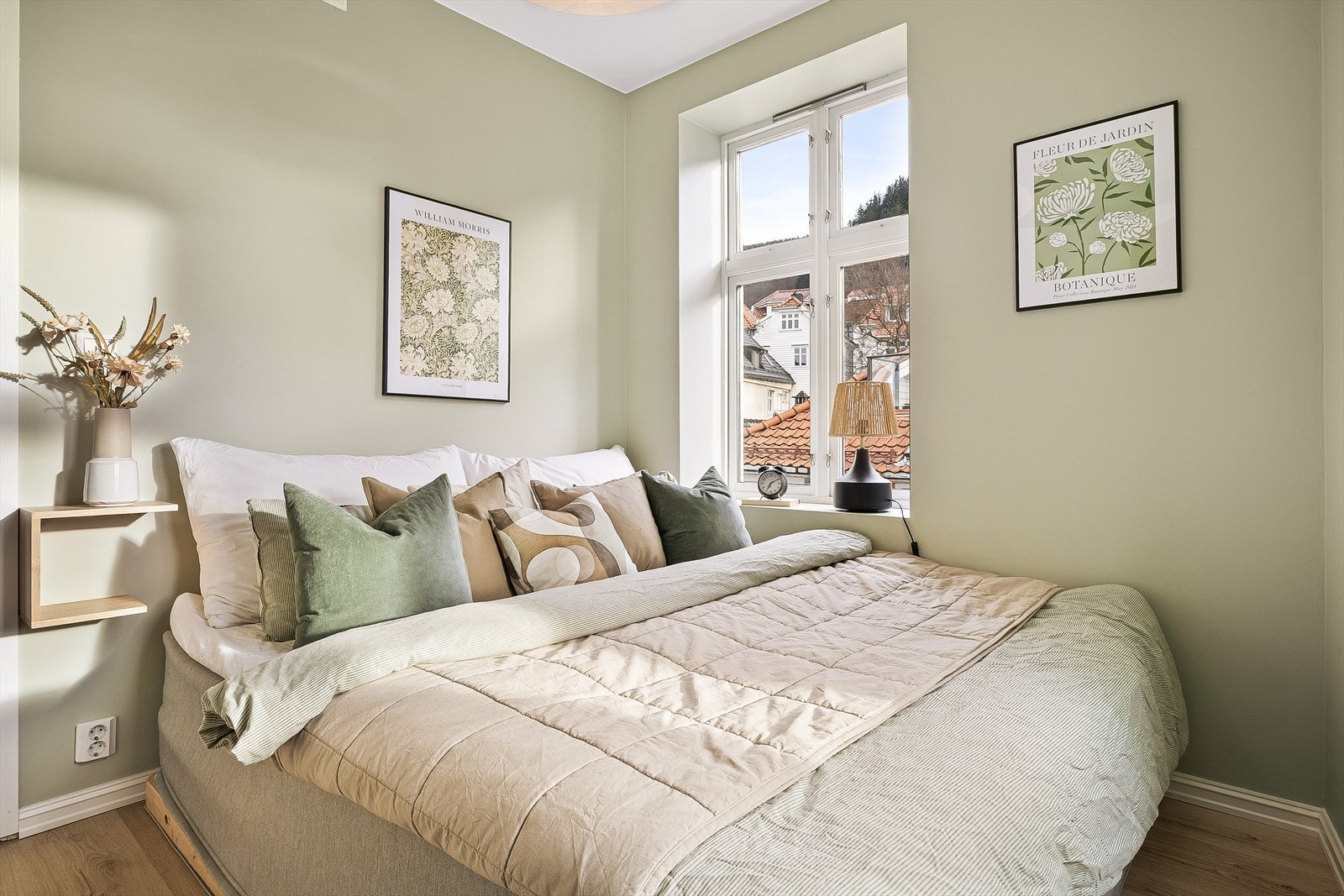 Dette er et lyst, romslig, svært innbydende soverom med nydelig utsikt oppover fjellsiden. Galleribilde