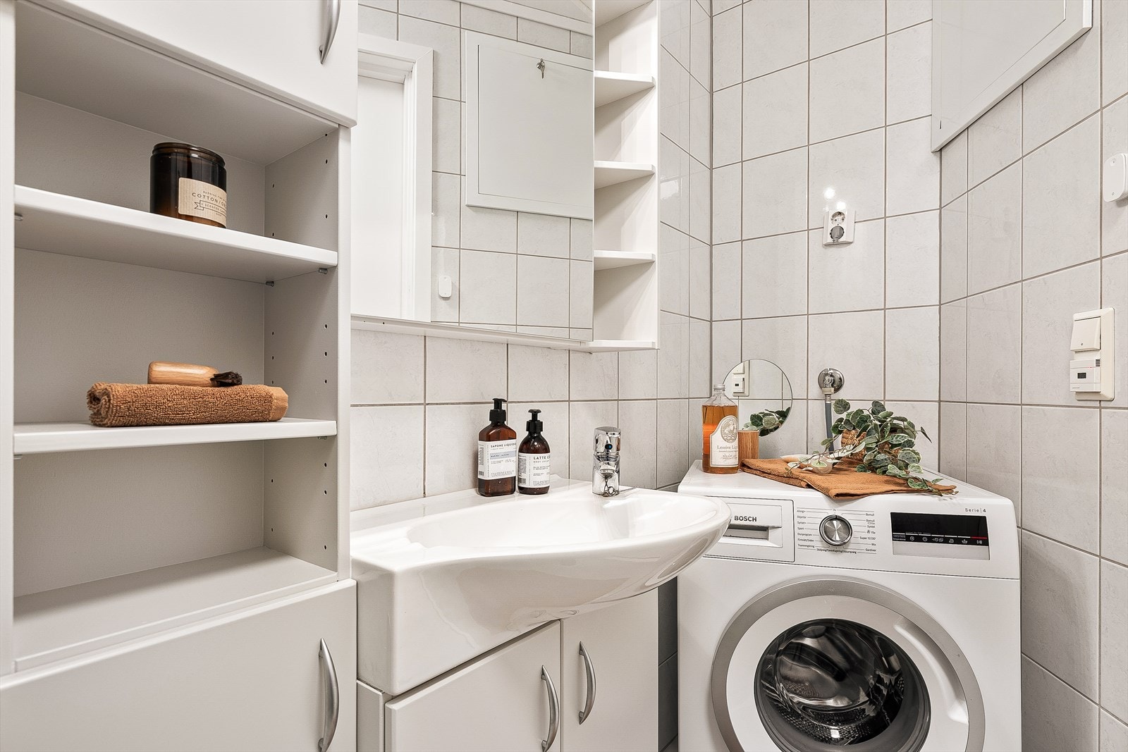 Rommets størrelse gir også plass til vaskemaskin, det er også plass til tørketrommel oppå denne. Galleribilde