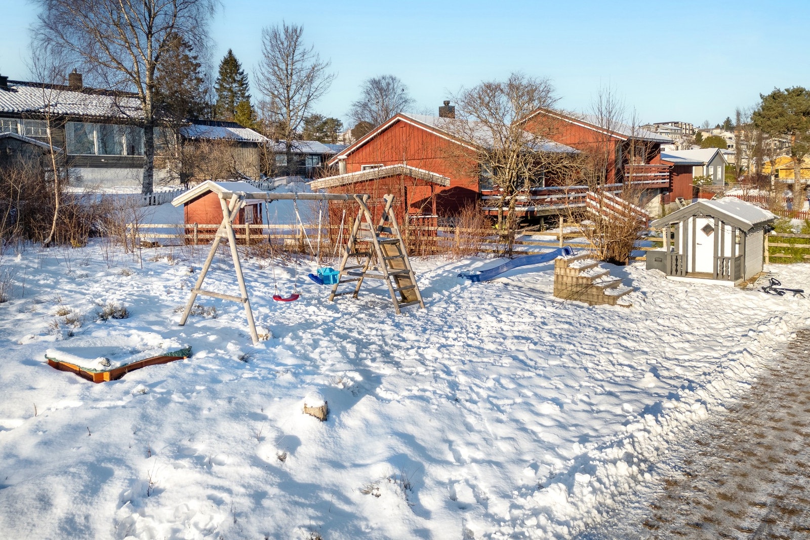 Nærområdet byr på lekeplass og grøntområder, her trives både små og store! Galleribilde