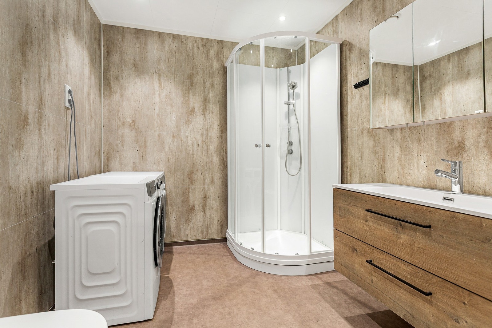 Moderne bad med praktisk kombinasjon av baderom og vaskerom Galleribilde