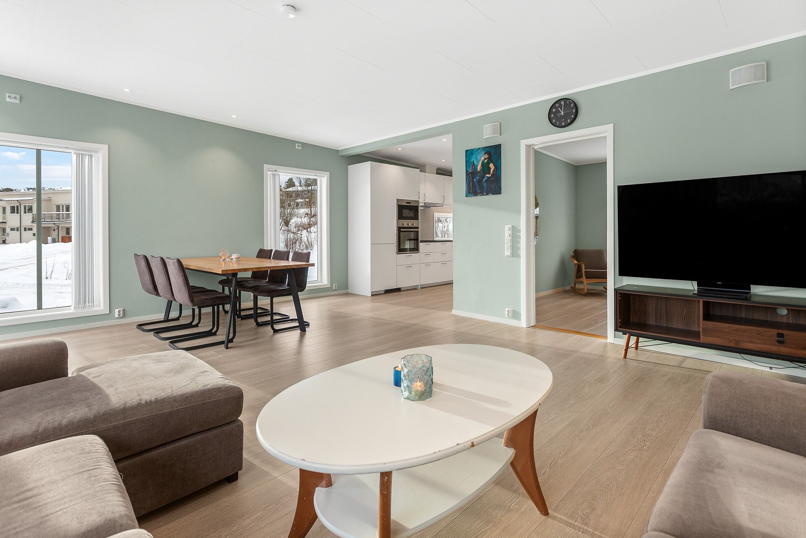 Åpen løsning mot kjøkkenet gir en luftig og sammenhengende opplevelse av boligen Galleribilde