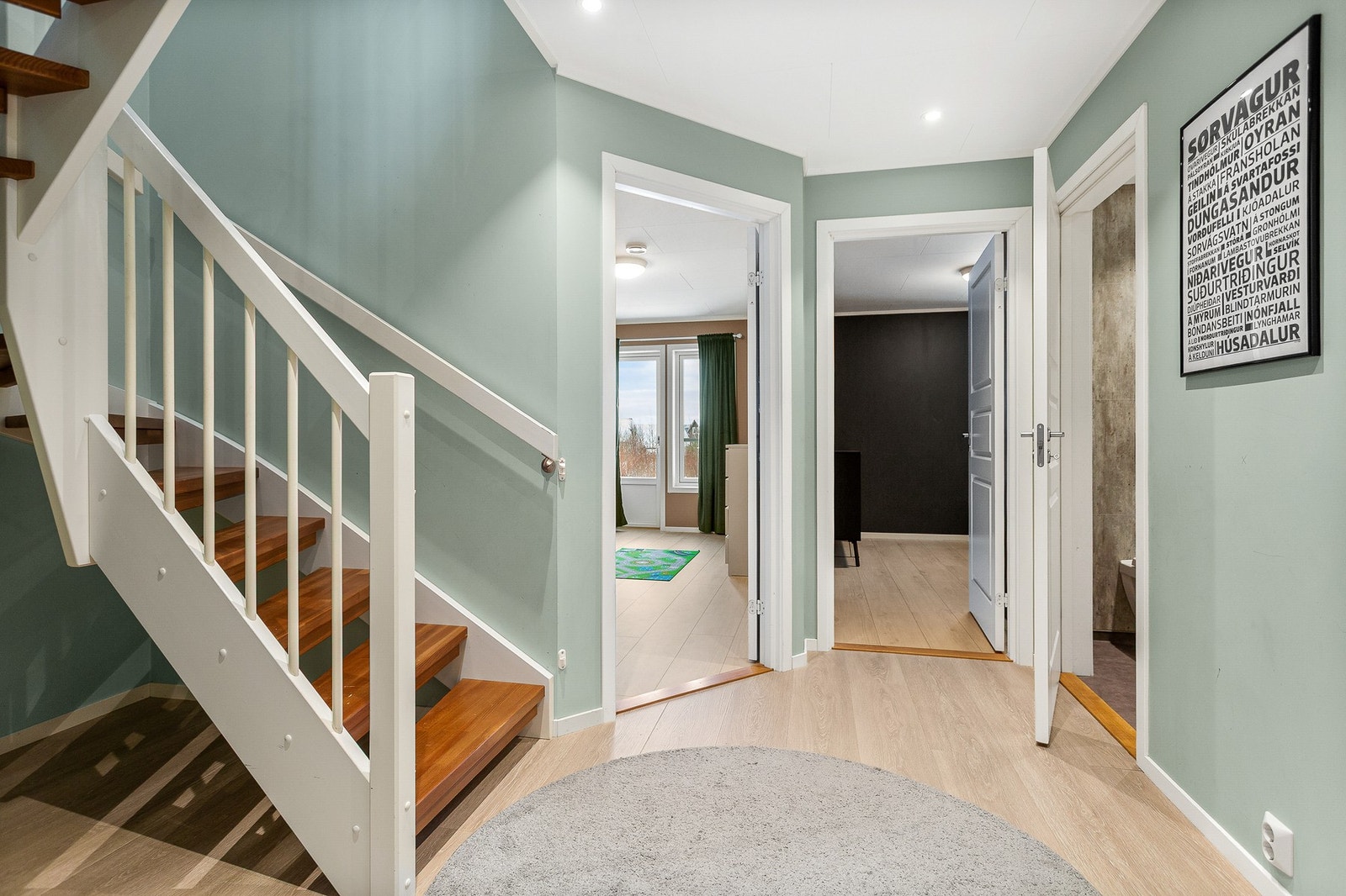 1.etasje består av entré, gang, bad, teknisk rom og 3 soverom Galleribilde