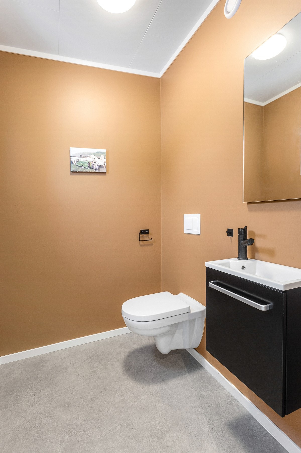 Eget WC-rom er et praktisk supplement til badet nede Galleribilde