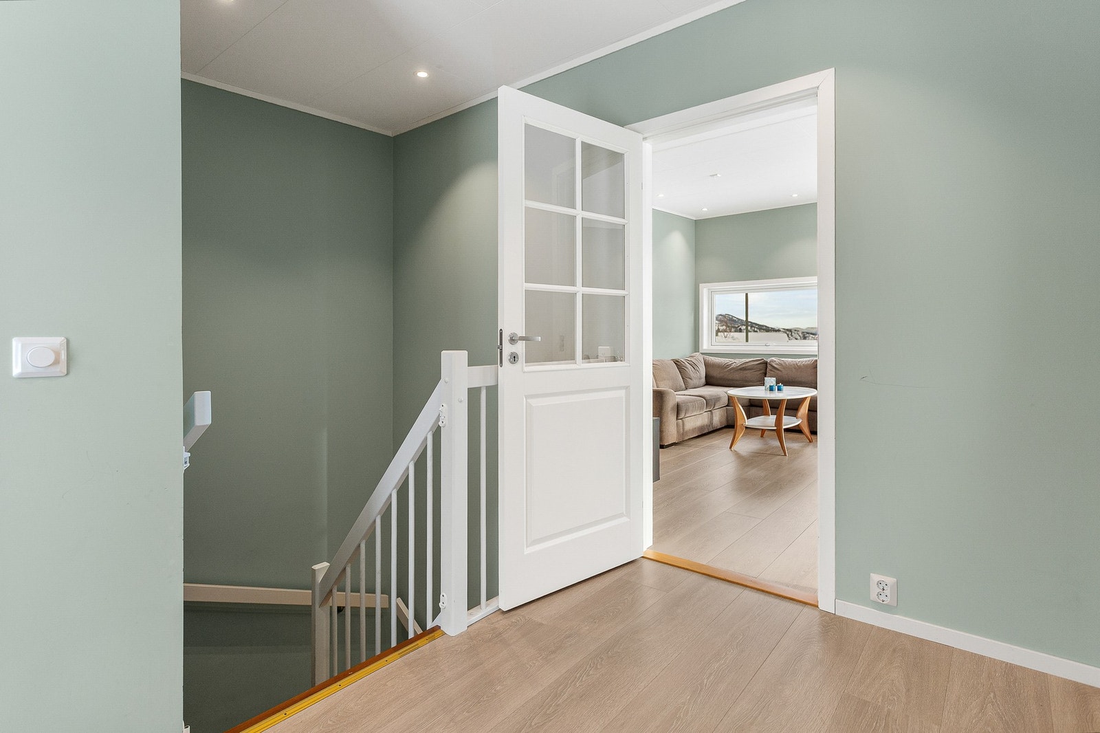 Videre leder trappen ned til boligens 1.etasje Galleribilde