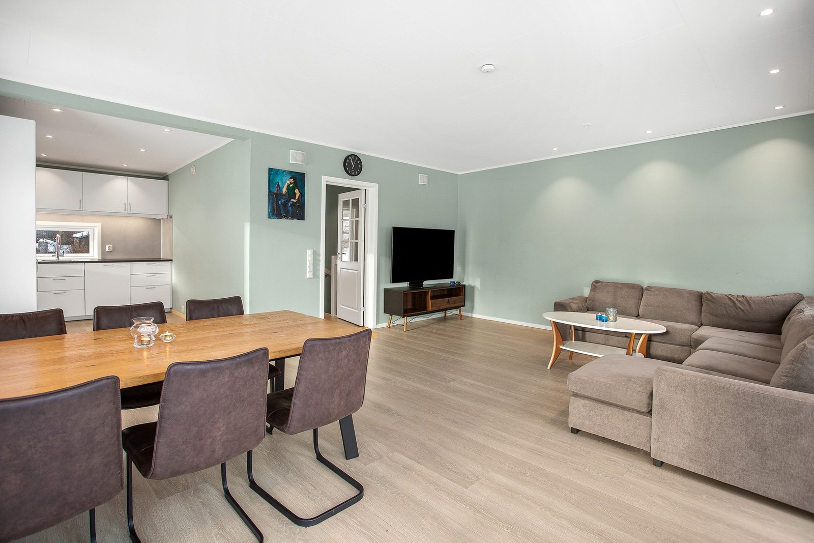 Spotter i himlingen gir et moderne uttrykk og behagelig belysning Galleribilde