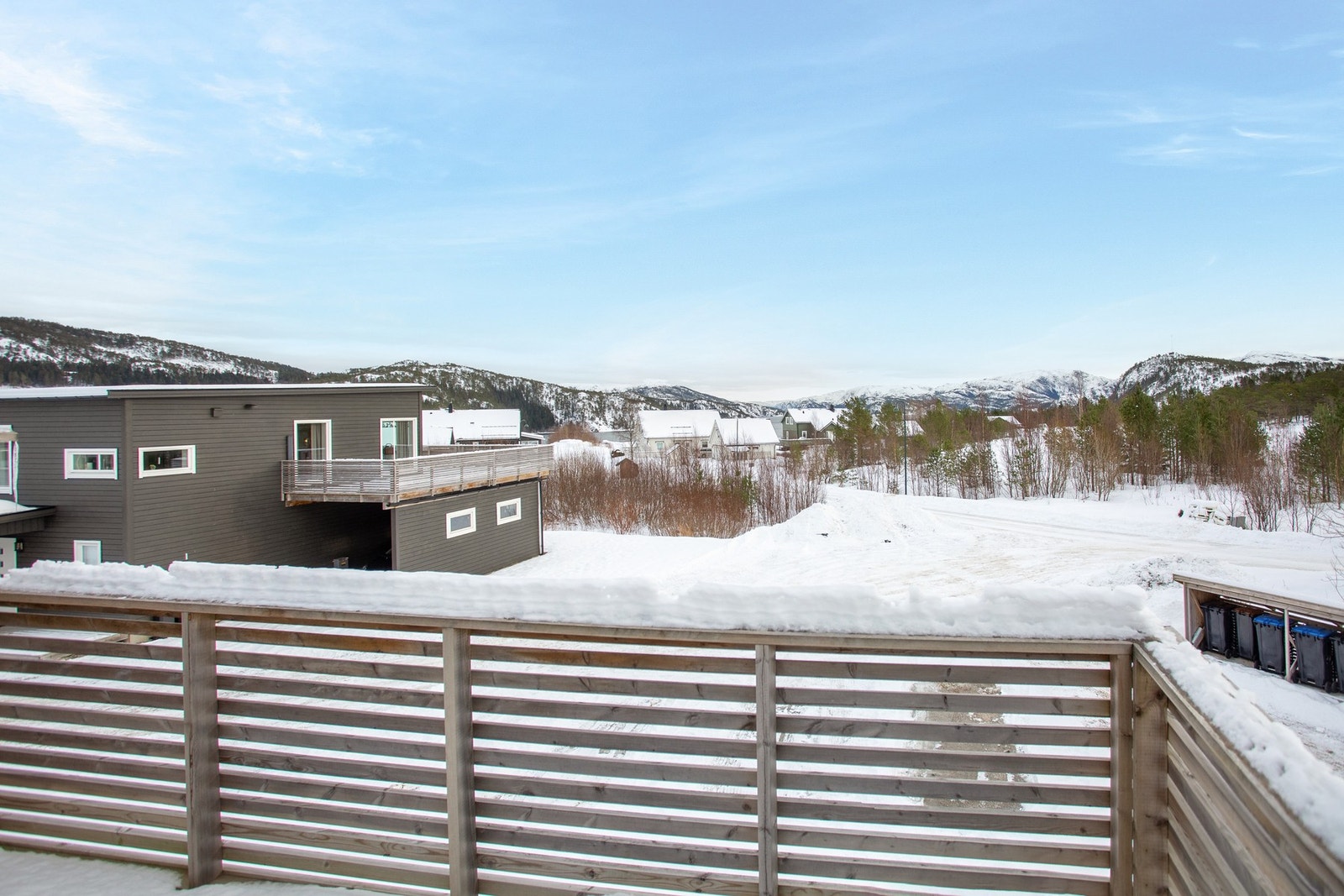 Fra balkongen nyter du utsyn over nærområdet og fin natur Galleribilde