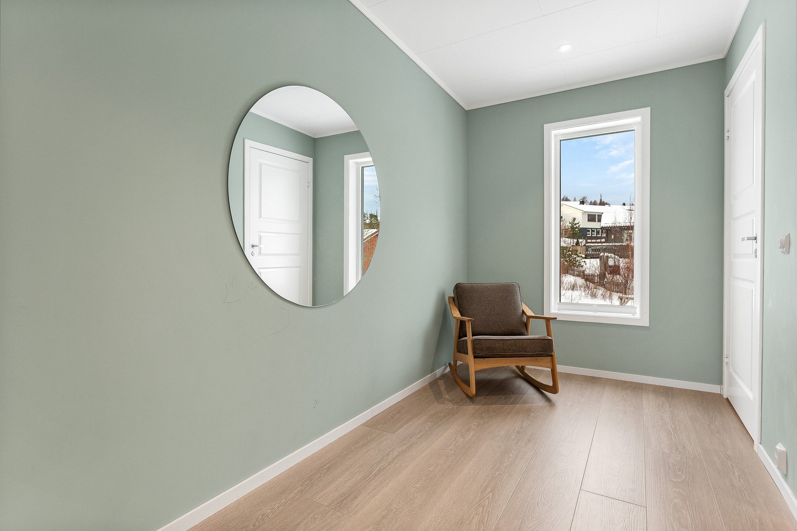 2.etasje består av gang, stue, kjøkken og wc-rom Galleribilde