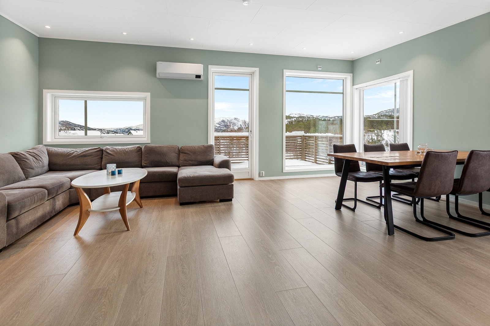 Fra stuen er det direkte utgang til en koselig balkong Galleribilde