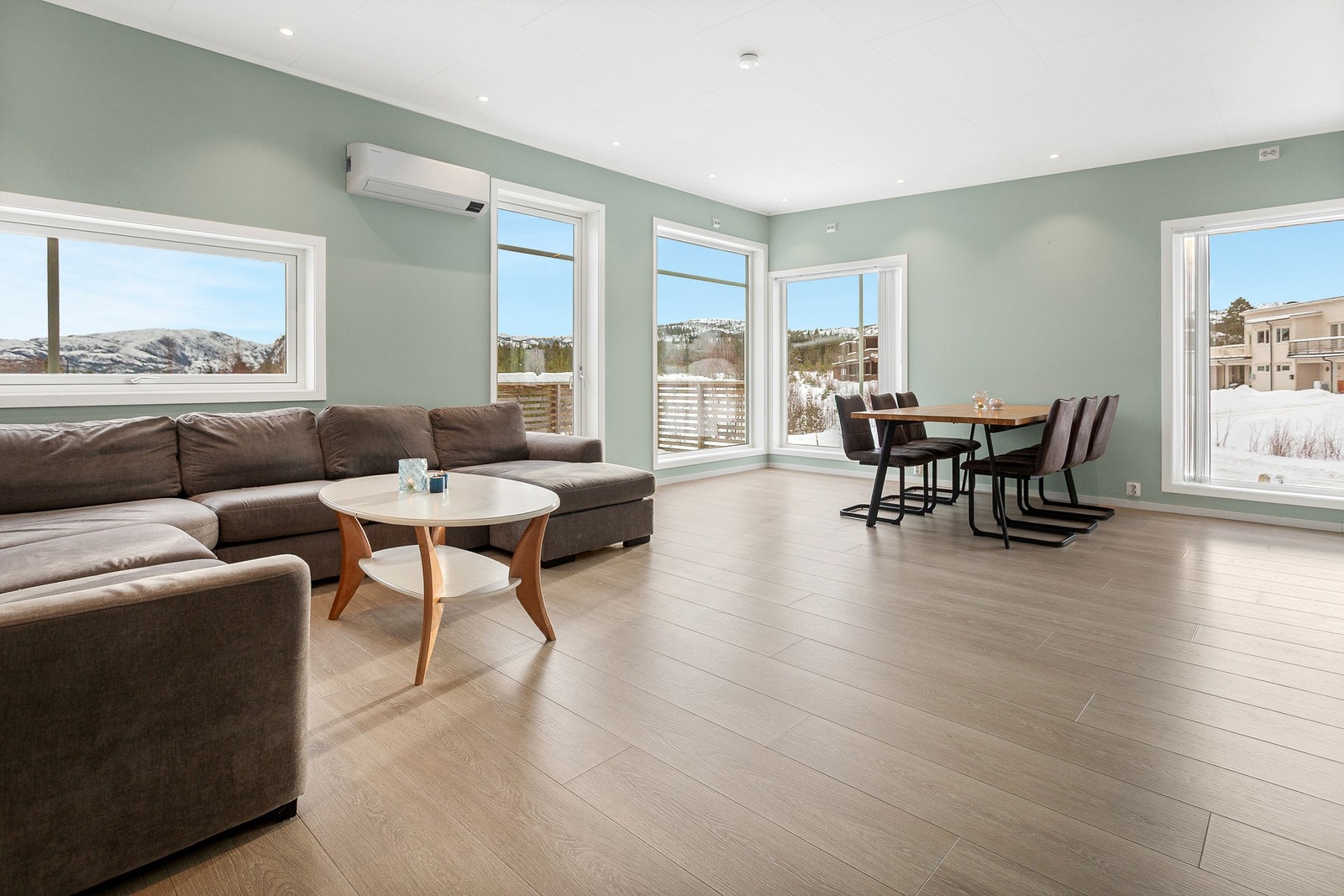 Romslig og innbydende stue med moderne uttrykk og åpen planløsning Galleribilde