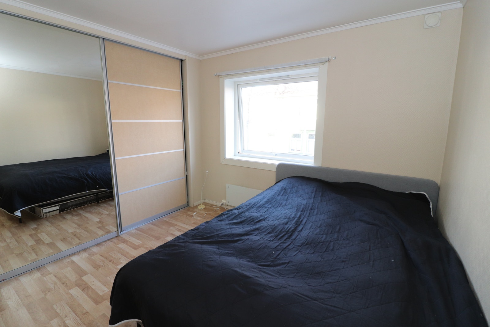 Soverom med stor garderobe Galleribilde