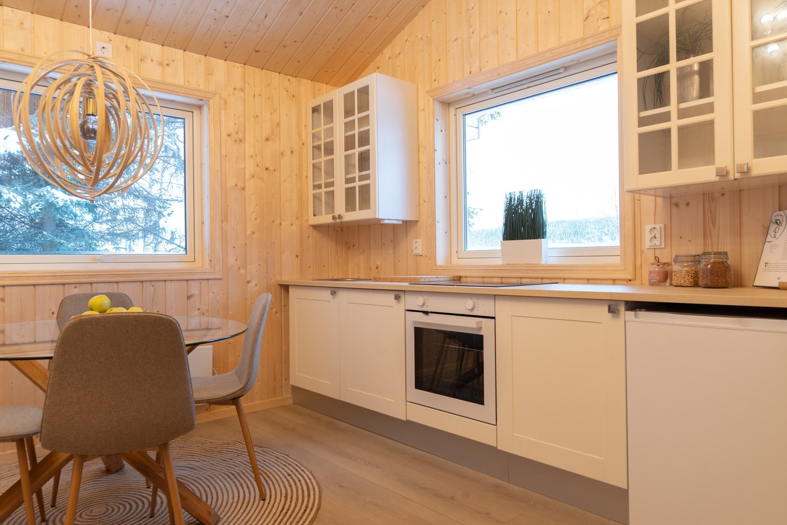 Koselig kjøkken med flott utsyn over området Galleribilde