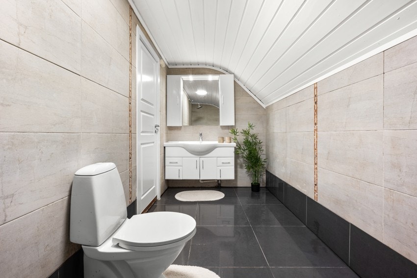 Badet er flislagt og ble renovert i 2013 Galleribilde