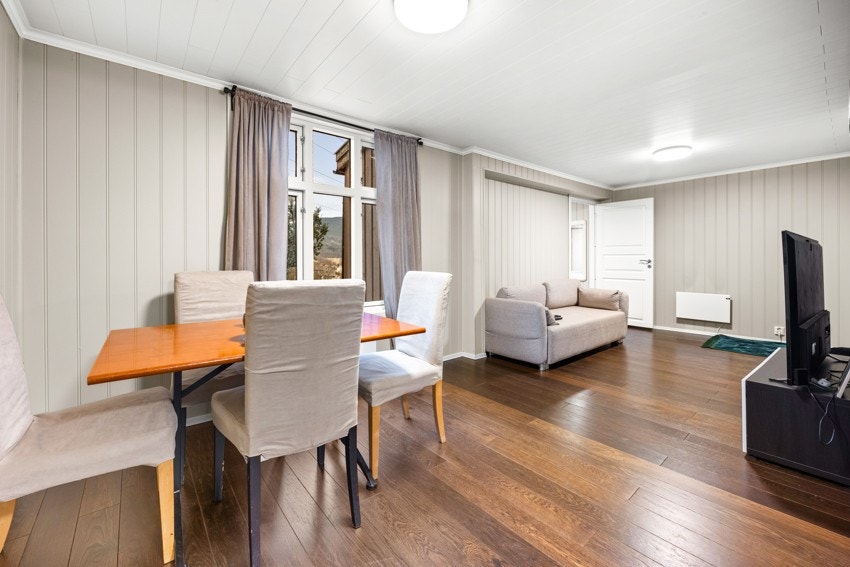 Avlang stue med plass til sofagruppe og spisebord Galleribilde