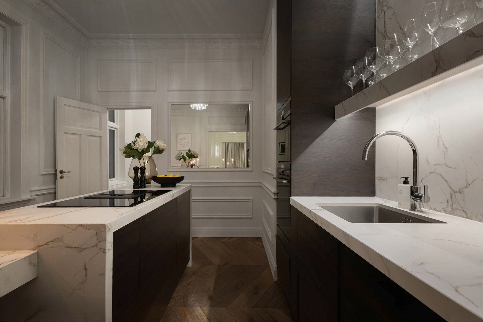 Benkeplaten i Dekton har en underlimt oppvaskkum og er supplert med Dekton slabs som splashback over kjøkkenbenken, med en praktisk hylle og belysning under Galleribilde