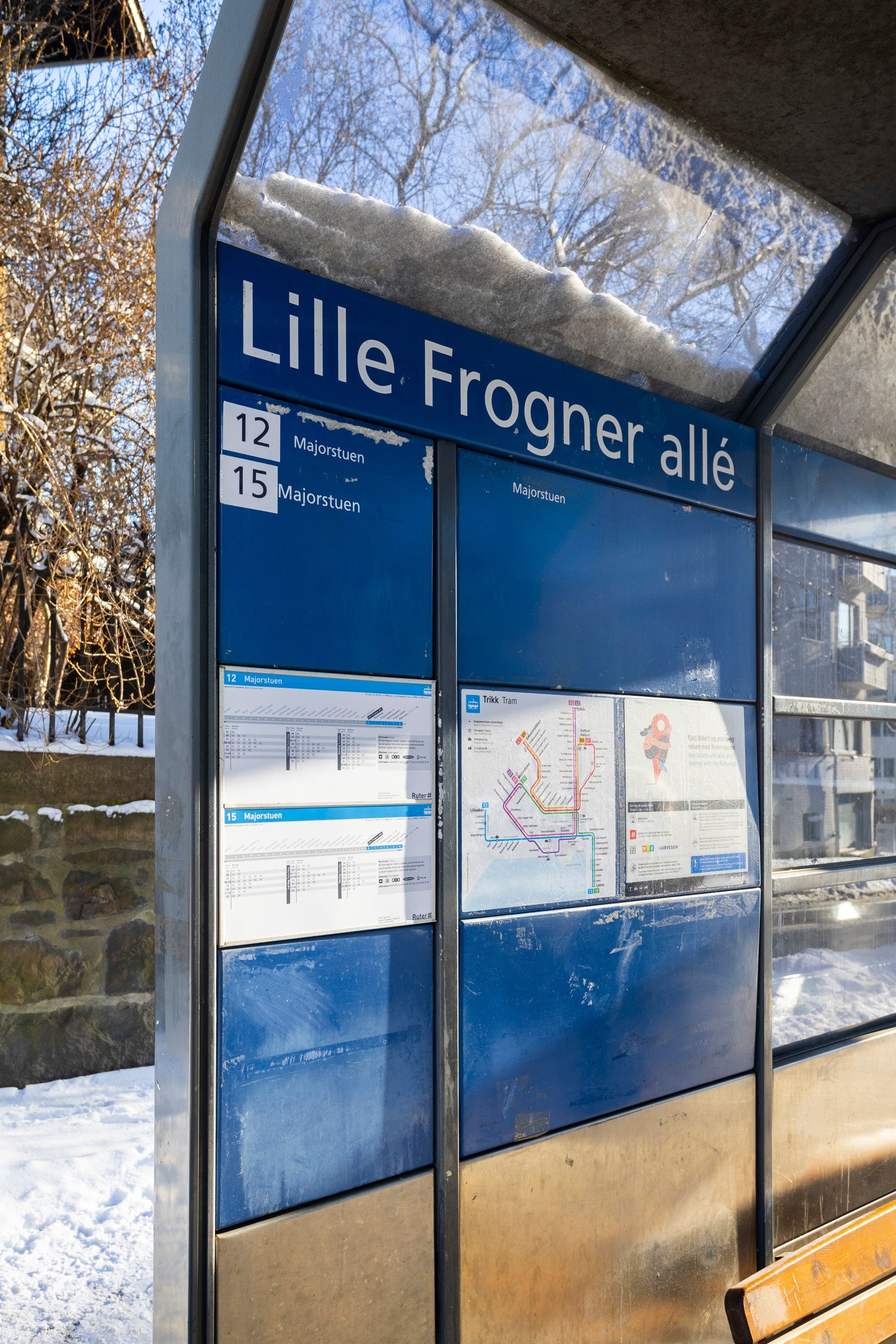 Området har et godt kollektivtilbud via trikk med holdeplass i Lille Frogner allé og buss med holdeplass bl.a. på Frogner plass og Frogner kirke. Galleribilde