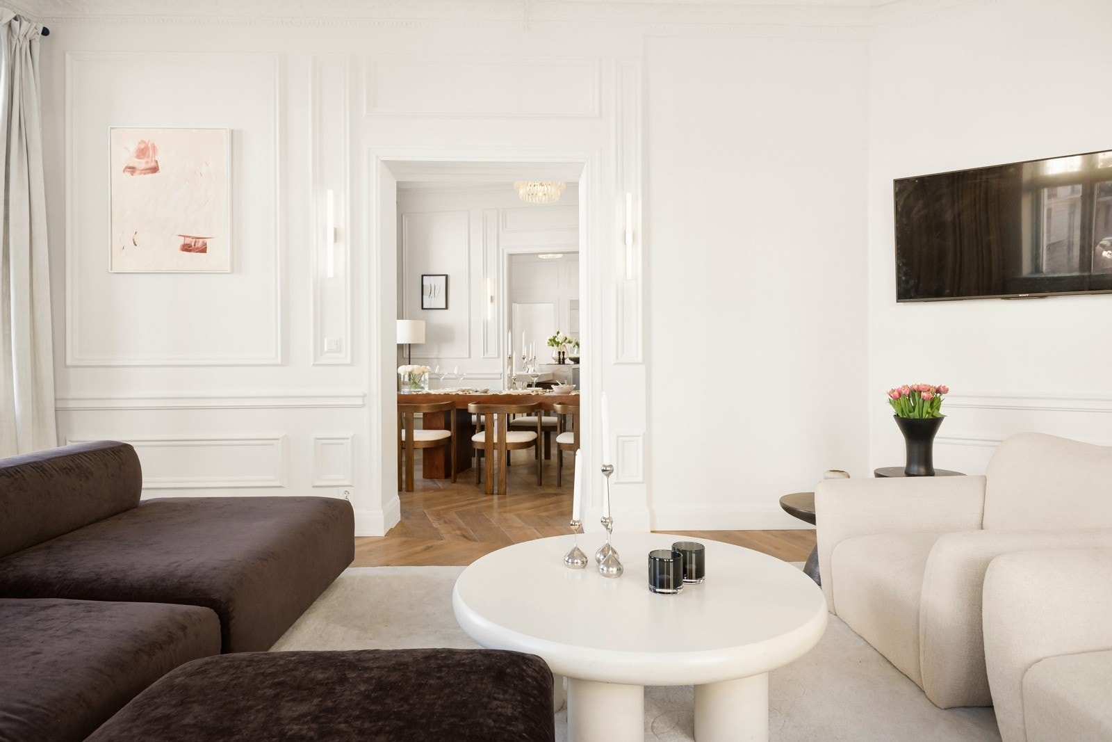 Fiskebensparkett i eik og elegante detaljer setter rammen. Galleribilde