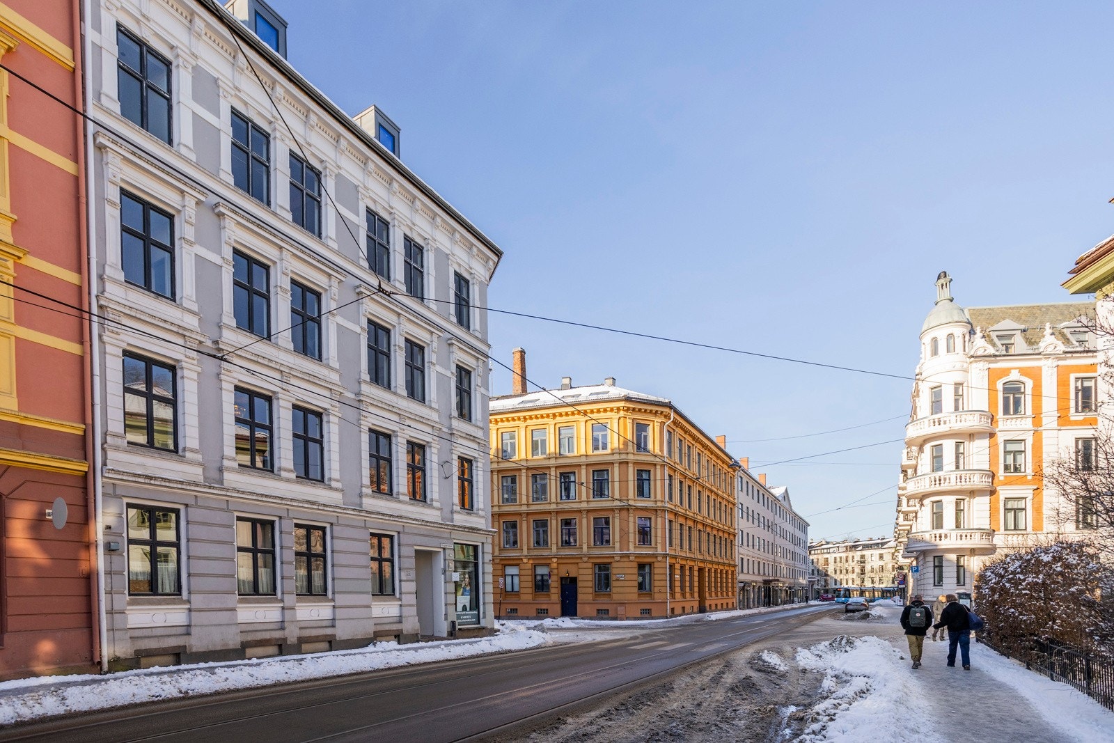 Bebyggelsen i området er preget av store byvillaer og fornemme bygårder fra 1800-tallet, og er i dag hjem for mange ambassader og ambassaderesidenser. Galleribilde