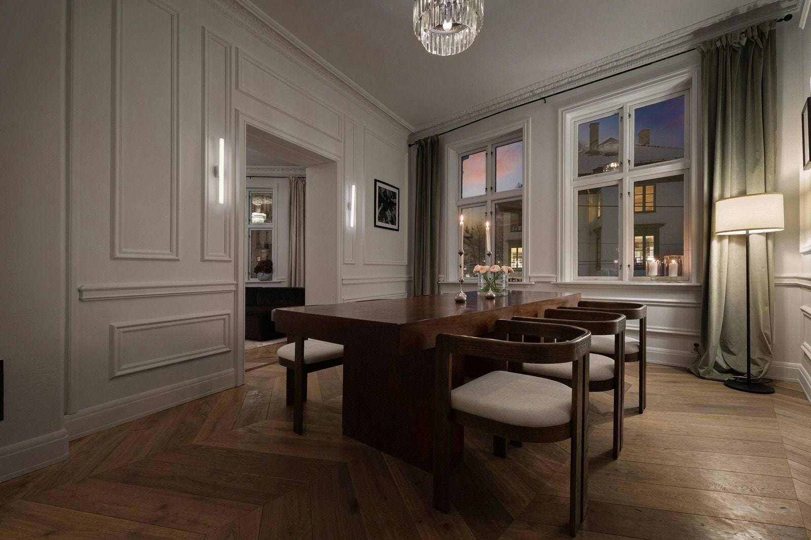 Mellom stue og kjøkken er det en spisestue med god plass til langbord Galleribilde