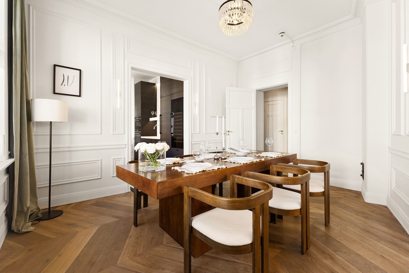 Fra spisestuen er det adkomst til kjøkkenet Galleribilde