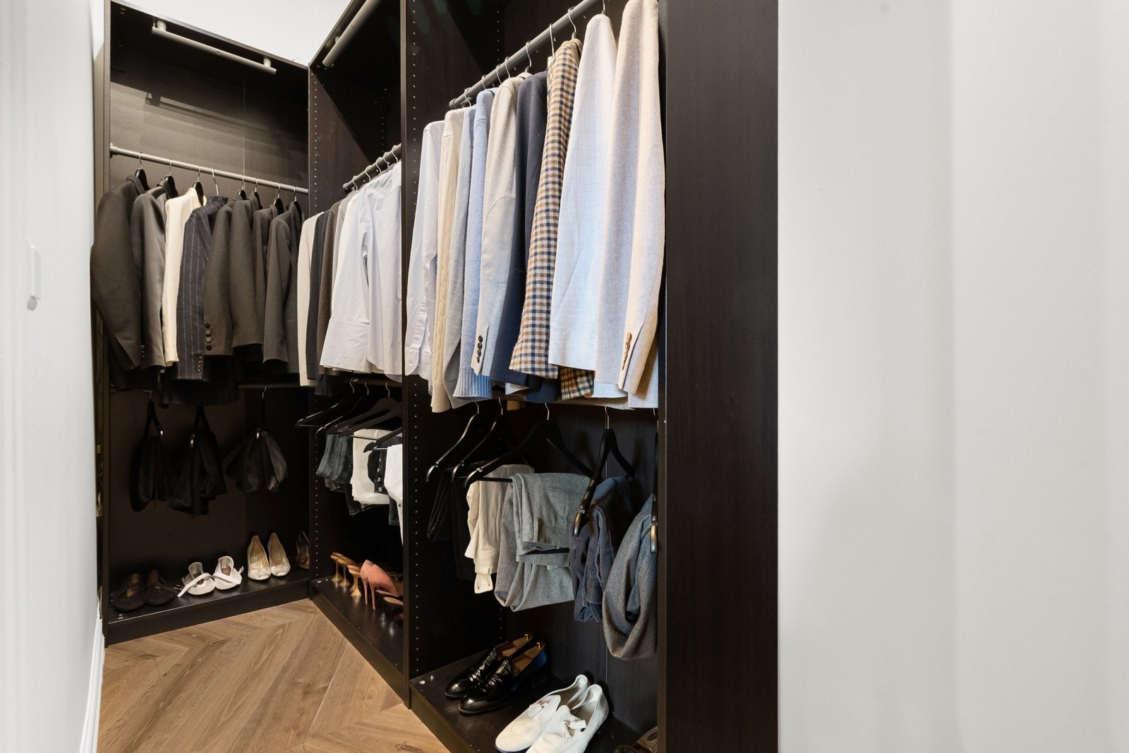 Soverommet har et omkledningsrom innredet med en stor garderobeløsning som gir praktisk oppbevaringsplass for klær og sengetøy, og bidrar til et ryddig og organisert rom Galleribilde