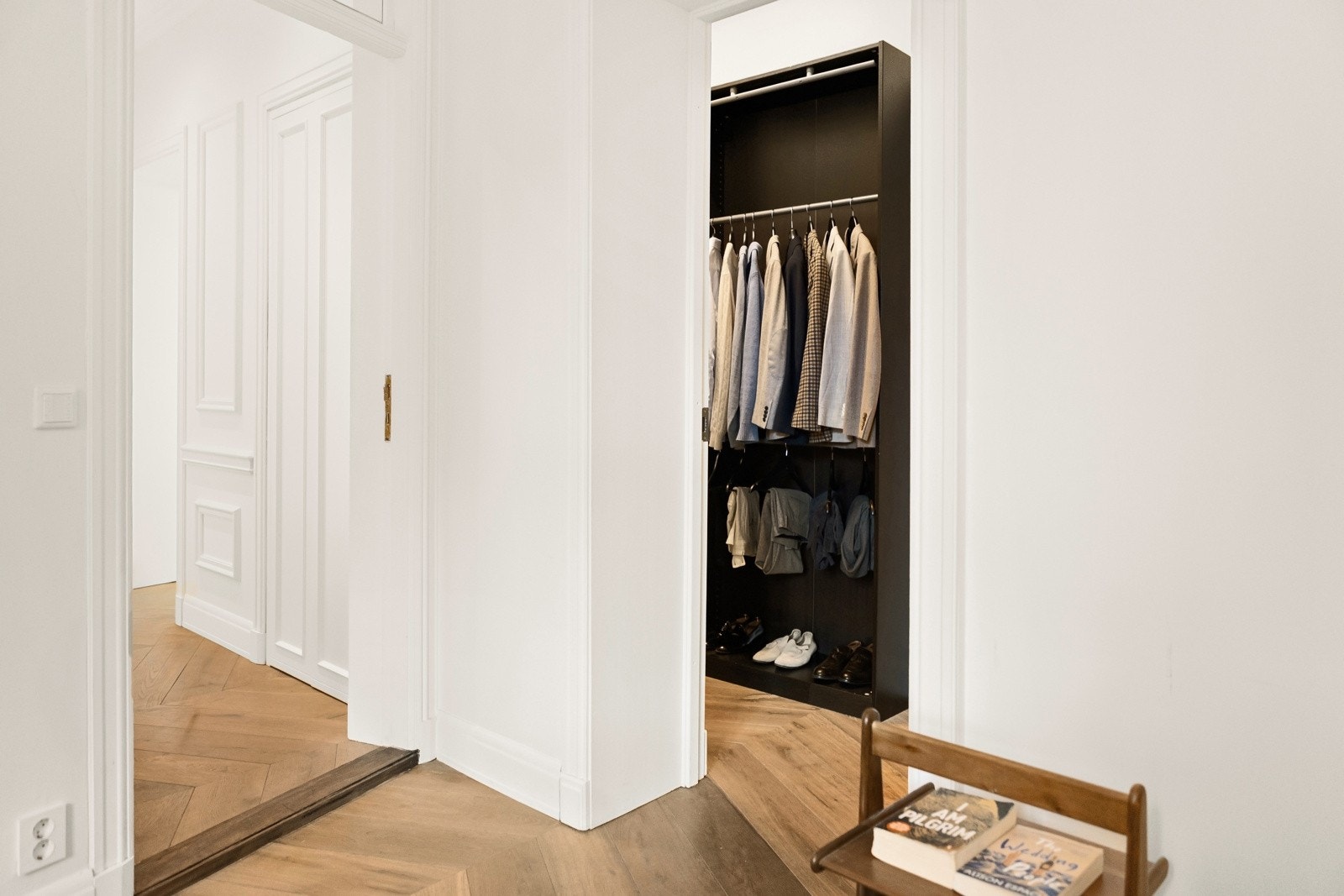 Hovedsoverommet har adkomst til et omkledningsrom og bad Galleribilde