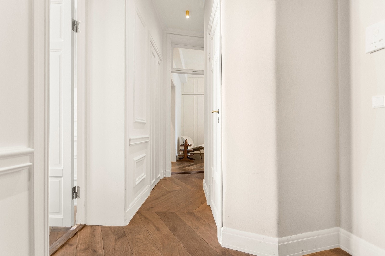 Leiligheten har en hyggelig entré som gir et godt førsteinntrykk og fungerer som det naturlige knutepunktet i leiligheten Galleribilde